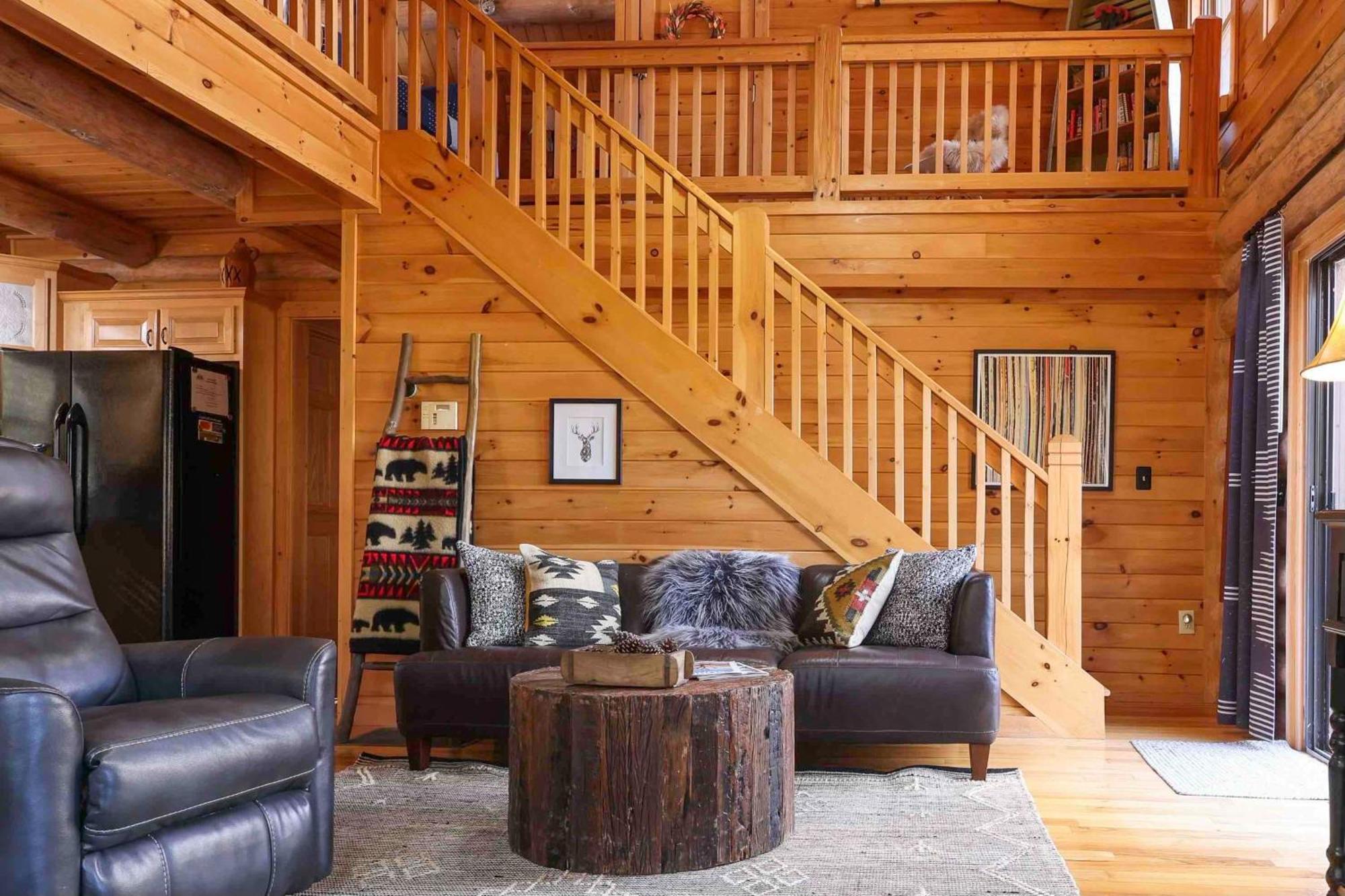 Log With Hot Tub And Game Room! *